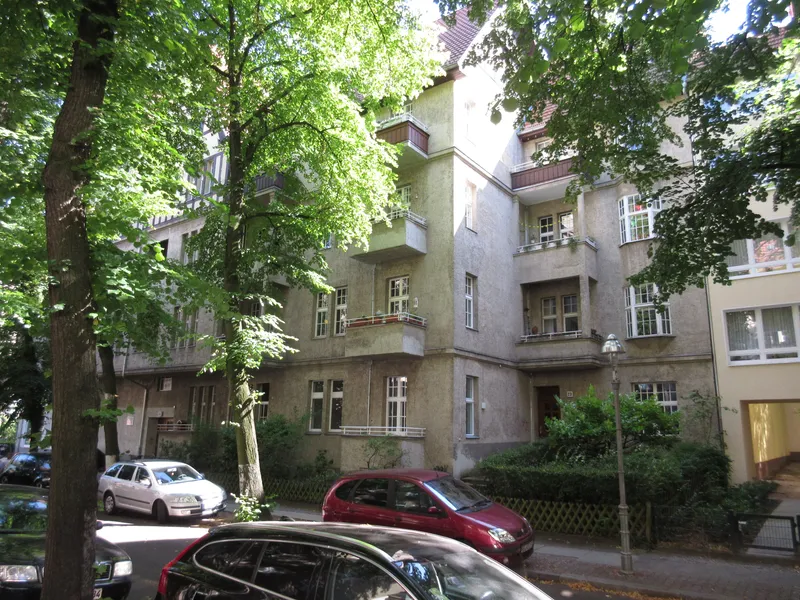 Schöne renovierte und sanierte 3 Zimmer Wohnung im Altbau im Hochparterre — photo 1